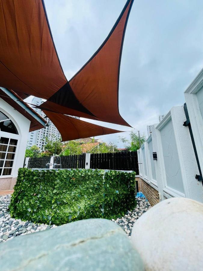 Trendy Family Getaway By Stayco - Mini-Pool, Outdoor Cinema, Air Loft, Ps4, Ktv - Just 2 Mins To Beach! Batu Ferringhi Eksteriør bilde